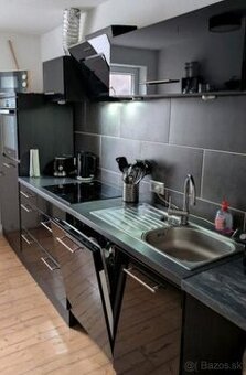 Moderní černá lesklá linka se spotřebiči,5804