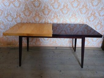 Nízky dizajnový retro konferenčný stolík