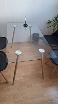 Jedálenský stôl sklenený