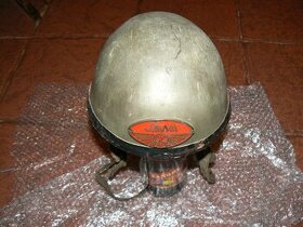 Stará helma se znakem Jawa/Čz