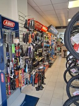 predavač-servisný pracovník