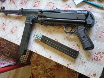 Vzduchovka-samopal MP40.