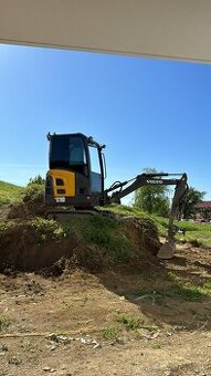 Výkop, úprava terénu, prípojky, prevoz materiálu.