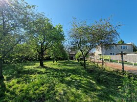 Pozemok o výmere 4543 m2 so starším RD na predaj