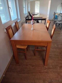 Stôl so stoličkami