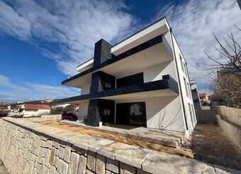 Chorvátsko-Trojizbový apartmán s veľkou terasou blízko pláže