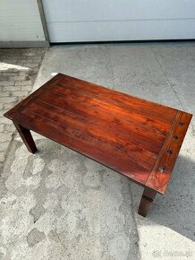 Krásny drevený stôl masív