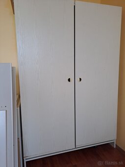 Darujem bielu skriňu a komodu