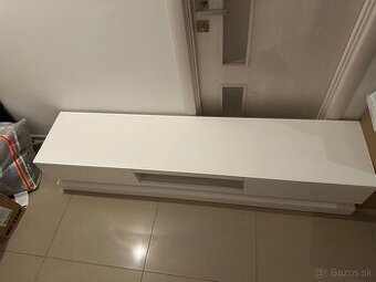 Stolík pod TV
