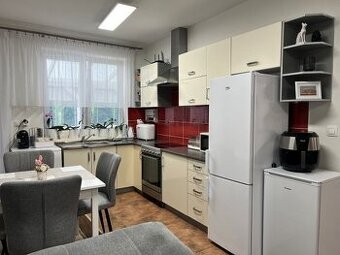 ZARIADENÝ 2izb. byt s terasou len 700 m od D. Stredy