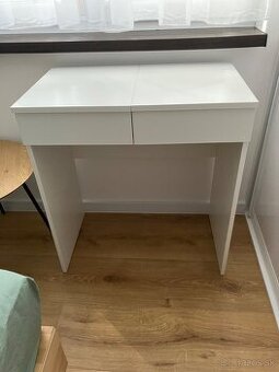 Kozmetický stolík IKEA
