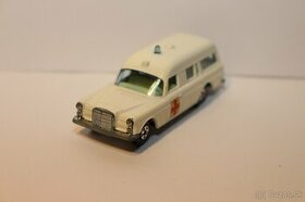 Matchbox SF Mercedes Benz Binz ambulance - 1