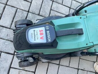 Predám na náhradné diely  AKU kosačku BOSCH 18V-32-300