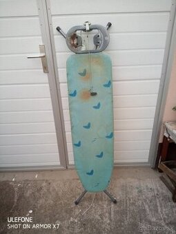 Veľká žehliaca doska so zásuvkou