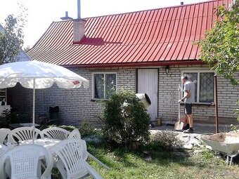 Predám  starú chalupu so záhradou 35 km od Trenčína