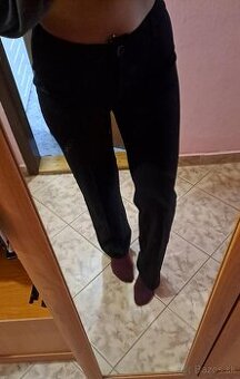 cierne elasticke nohavice