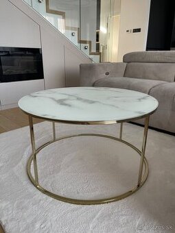 Konferenčný stolík zlatý so vzhľadom mramoru