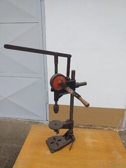 Stara rucna stojanova vrtacka