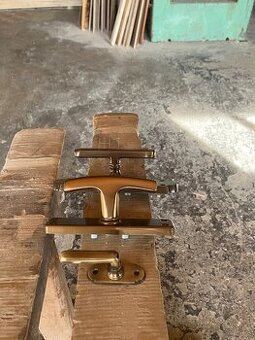 Mosadzne klučky na okná