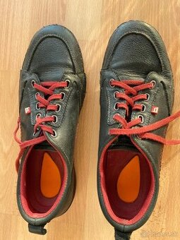 Pánske kožené topánky.