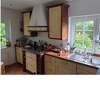 Moderná pekná kuchynská linka so spotrebičmi