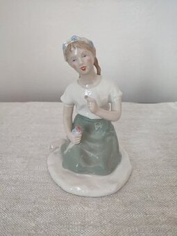 Royal dux dievča s lienkou porcelánová soška