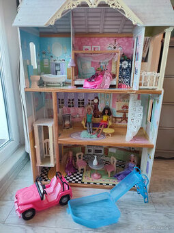 Barbie dom s barbie bábikami, bazénom, autom a prísluš.