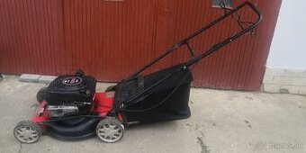 Benzínová kosačka s pojazdom MTD 46 SPBE.