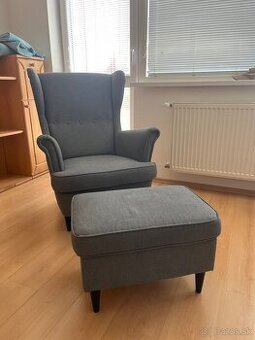 Ikea STRANDMON s podnožkou v TOP stave