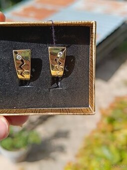 Zlate náušnice kamienok gravírovanie 585