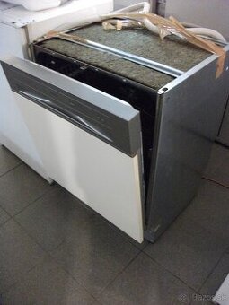 Vstavaná umývačka riadu š-60cm,zn.Whirpool.