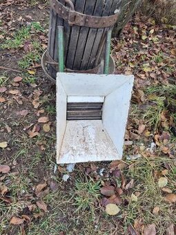 Mlyncek na hrozno lis na hrozno