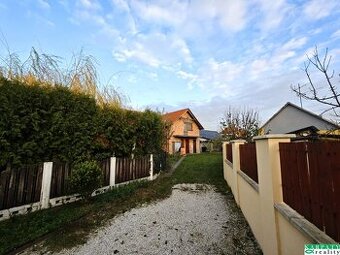 NA PREDAJ - Dvojpodlažný 6-izbový dom s pivnicou, BLATNÉ pri