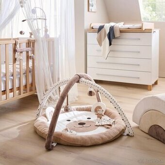 Oblúk-koberec s hračkamy