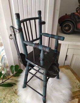 Stará stolička pre bábiky