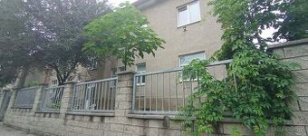 Priestranný 2-izbový byt v centre Lučenca – Partizánska ul.