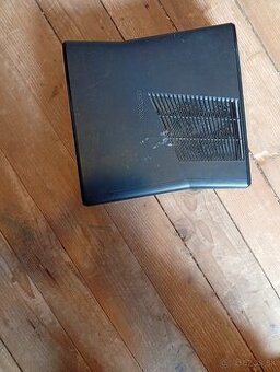 Predam xbox 360 S + hry + ovladače