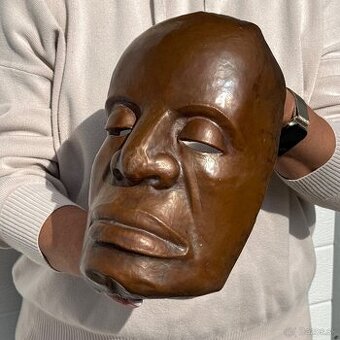 Maska měděná starožitná tučně vytepaná