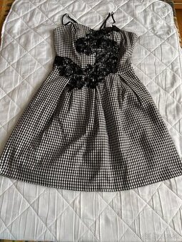 Dámske šaty zn. Rinascimento.