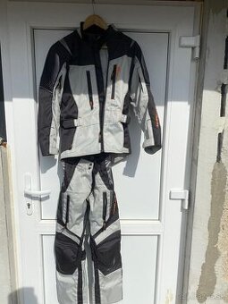 Dámsky motorkársky komplet veľ. S – skoro nový, s protektorm