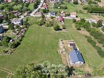 Na predaj veľký stavebný pozemok v obci Čechy