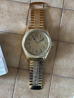 Nastenne hodiny Quartz a retro reklamny stojancek na Casio