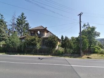 Predáme veľký pozemok so starším dvojdomom a stavbami