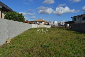 TOP NA PREDAJ: zaujímavý stavebný pozemok 654m2 - Majcichov