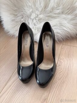 Čierne lesklé lodičky na vysokom opätku