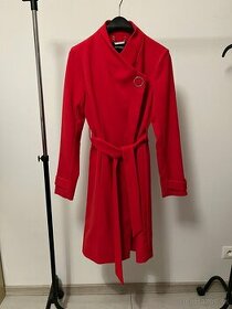 Krásny červený elegantný dámsky plášť značky Orsay