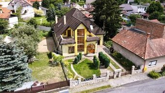 Priestranný rodinný dom s vlastnou garážou, terasou a tromi