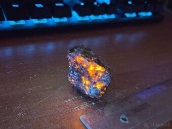Minerál Sodalit - UV aktívny/fluorescenčný