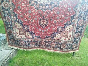 Koberec rozmerov 250350 cm predám.