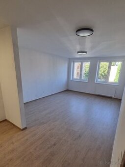 Priestranný 2-izbový byt na prenájom – BD Popper, centrum By - 1